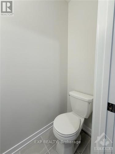 538 Oldenberg Avenue, Ottawa, ON - Indoor Photo Showing Bathroom