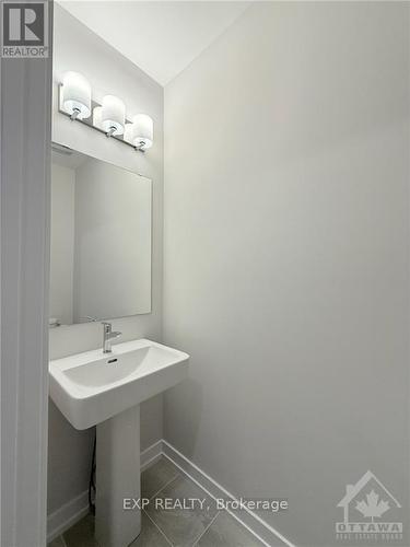 538 Oldenberg Avenue, Ottawa, ON - Indoor Photo Showing Bathroom