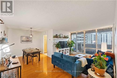 1902 - 530 Laurier Avenue W, Ottawa, ON - Indoor Photo Showing Living Room