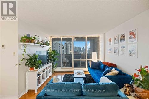 1902 - 530 Laurier Avenue W, Ottawa, ON - Indoor Photo Showing Living Room