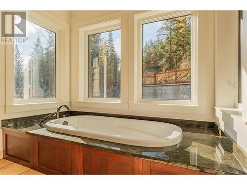 635 Highway 22 Highway, Rossland, BC - Indoor Photo Showing Bathroom