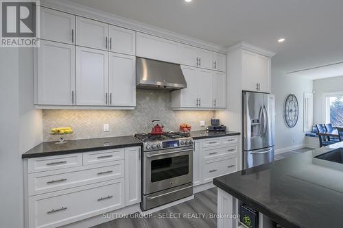 231 Pebblecreek Walk, London, ON - Indoor Photo Showing Kitchen With Upgraded Kitchen