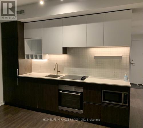 2002 - 5 Buttermill Avenue, Vaughan, ON - Indoor Photo Showing Kitchen