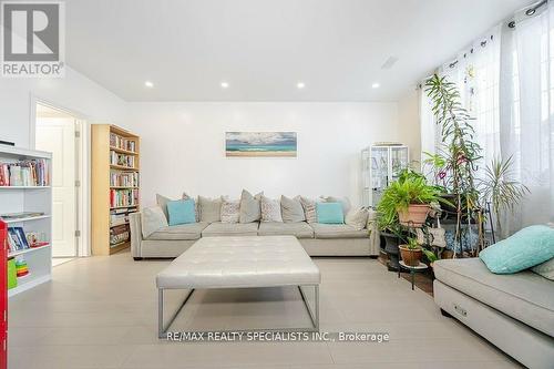 31 Tay Boulevard, Bradford West Gwillimbury, ON - Indoor Photo Showing Living Room