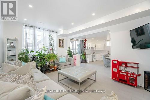 31 Tay Boulevard, Bradford West Gwillimbury, ON - Indoor Photo Showing Living Room