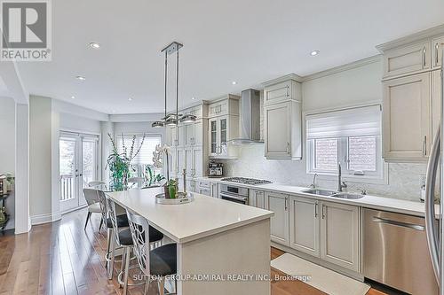 142 Larratt Lane, Richmond Hill, ON - Indoor Photo Showing Kitchen With Double Sink With Upgraded Kitchen