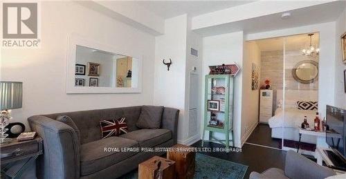 226 - 65 Speers Road, Oakville, ON - Indoor Photo Showing Living Room