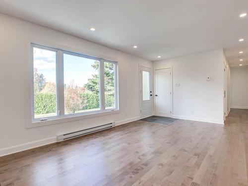 Living room - 203 Rue Desnoyers, Mont-Saint-Hilaire, QC - Indoor Photo Showing Other Room