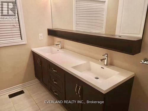 372 Threshing Mill Boulevard, Oakville, ON - Indoor Photo Showing Bathroom