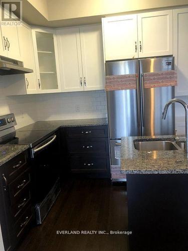 372 Threshing Mill Boulevard, Oakville, ON - Indoor Photo Showing Kitchen With Double Sink