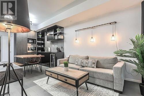 807 - 70 Temperance Street, Toronto, ON - Indoor Photo Showing Living Room