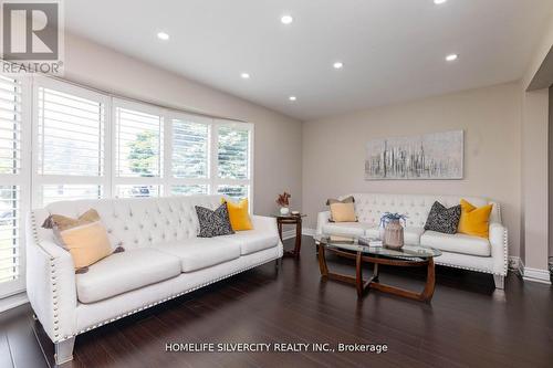 8 Bedford Crescent, Brampton, ON - Indoor Photo Showing Living Room