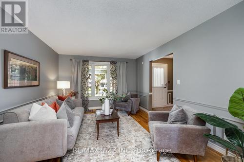 69 Foxhunt Trail, Clarington (Courtice), ON - Indoor Photo Showing Living Room