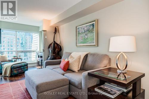 2006 - 10 Queens Quay W, Toronto, ON - Indoor Photo Showing Living Room