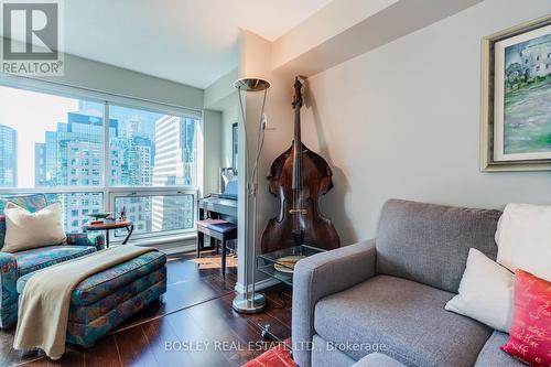 2006 - 10 Queens Quay W, Toronto, ON - Indoor Photo Showing Living Room