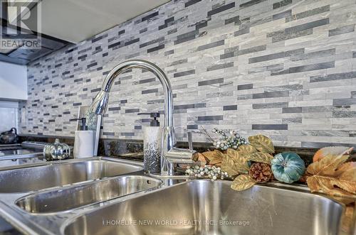 918 - 1485 Lakeshore Road E, Mississauga, ON - Indoor Photo Showing Kitchen With Double Sink