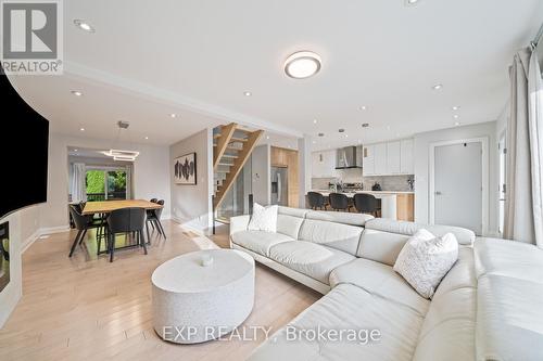 101 Clearbrooke Circle, Toronto, ON - Indoor Photo Showing Living Room