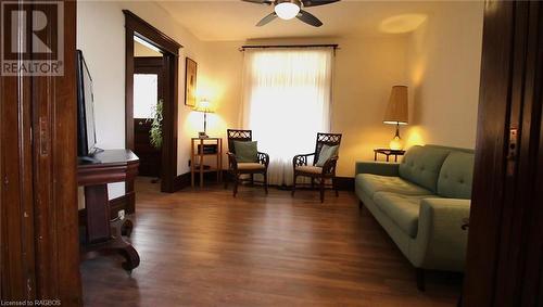 589 2Nd Avenue E, Owen Sound, ON - Indoor Photo Showing Living Room