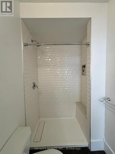 528 Elm Avenue, Windsor, ON - Indoor Photo Showing Bathroom