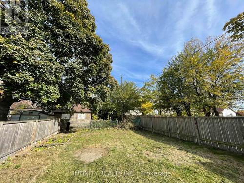 528 Elm Avenue, Windsor, ON - Outdoor With Backyard