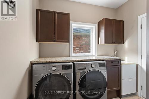 890 Thistleridge Crescent, London, ON - Indoor Photo Showing Laundry Room