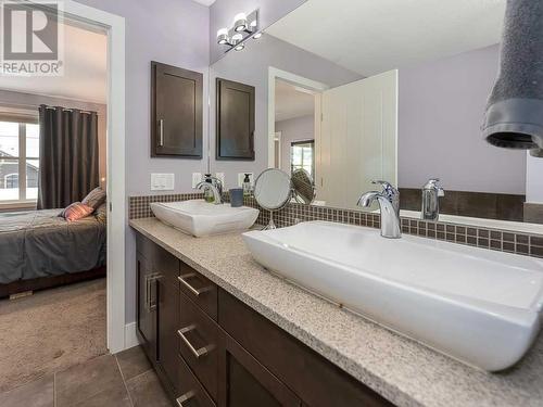 344 Quarry Park Boulevard Se, Calgary, AB - Indoor Photo Showing Bathroom