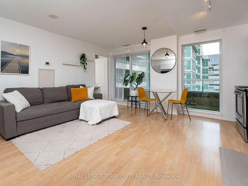 603-60 Town Centre Crt, Toronto, ON - Indoor Photo Showing Living Room