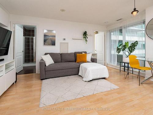 603-60 Town Centre Crt, Toronto, ON - Indoor Photo Showing Living Room