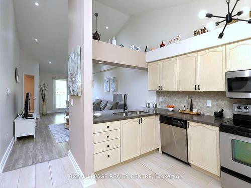 164-85 Bristol Rd E, Mississauga, ON - Indoor Photo Showing Kitchen With Double Sink