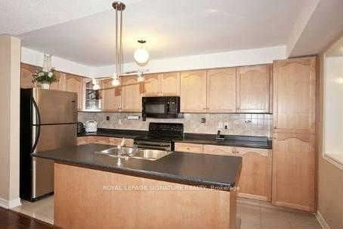 469 Krotone Cres, Mississauga, ON - Indoor Photo Showing Kitchen With Double Sink