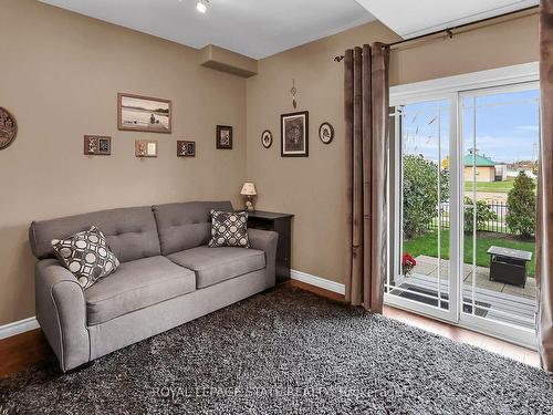 24-8 Hemlock Way, Grimsby, ON - Indoor Photo Showing Living Room