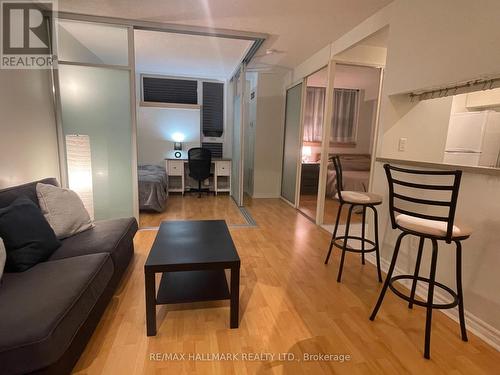 913 - 1055 Bay Street, Toronto, ON - Indoor Photo Showing Living Room