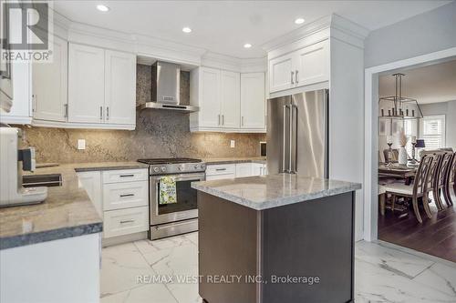 239 Sawmill Valley Drive, Newmarket, ON - Indoor Photo Showing Kitchen With Stainless Steel Kitchen With Upgraded Kitchen