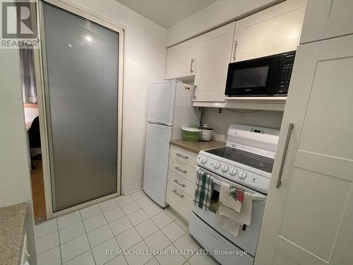 913 - 1055 Bay  (Furnished W/Parkng) Street, Toronto, ON - Indoor Photo Showing Kitchen