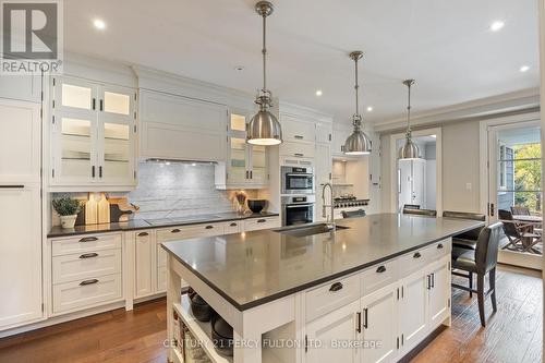 990 John Watt Boulevard, Mississauga, ON - Indoor Photo Showing Kitchen With Upgraded Kitchen