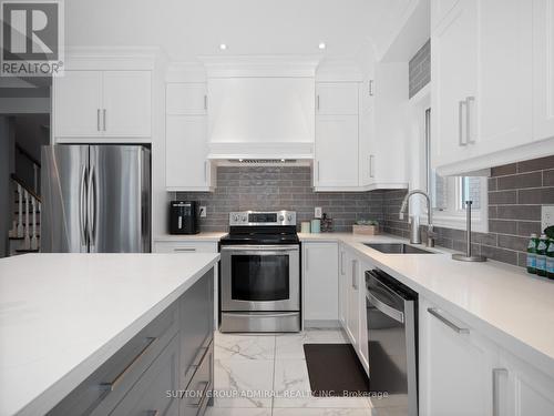 54 Saint Victor Drive, Vaughan, ON - Indoor Photo Showing Kitchen With Upgraded Kitchen