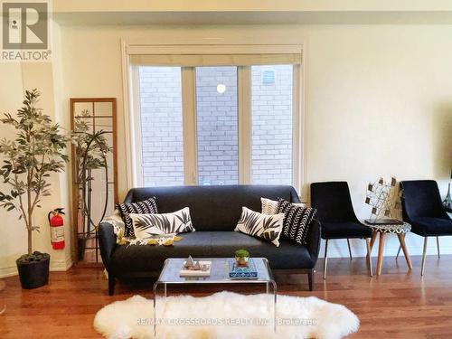 70 Collier Crescent, Markham, ON - Indoor Photo Showing Living Room