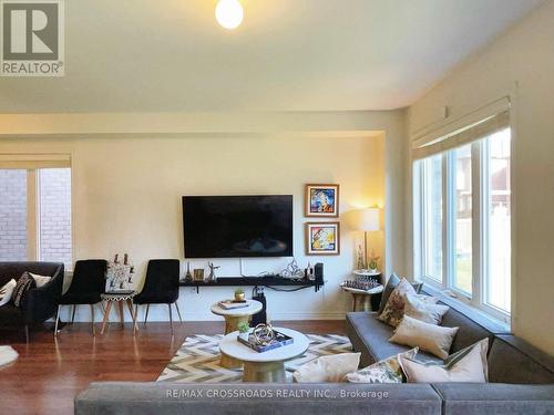 70 Collier Crescent, Markham, ON - Indoor Photo Showing Living Room