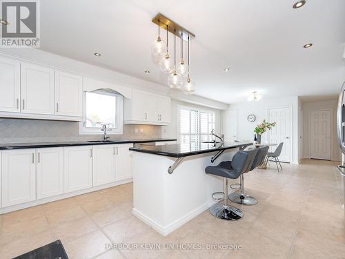 37 Laser Court, Richmond Hill, ON - Indoor Photo Showing Kitchen With Upgraded Kitchen