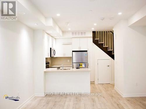 30 - 3550 Colonial Drive, Mississauga, ON - Indoor Photo Showing Kitchen