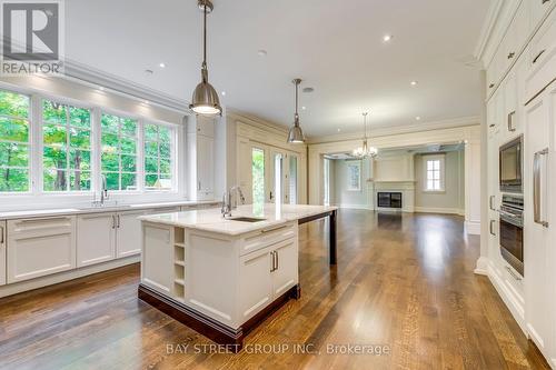 1031 Lakeshore Road W, Oakville, ON - Indoor Photo Showing Kitchen With Upgraded Kitchen