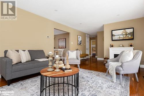 80 Stephenson Rd 7 E, Huntsville (Stephenson), ON - Indoor Photo Showing Living Room