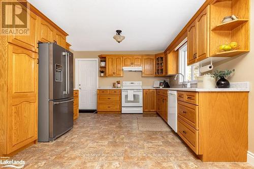 80 Stephenson Rd 7 E, Huntsville (Stephenson), ON - Indoor Photo Showing Kitchen