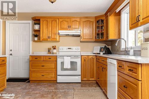 80 Stephenson Rd 7 E, Huntsville (Stephenson), ON - Indoor Photo Showing Kitchen