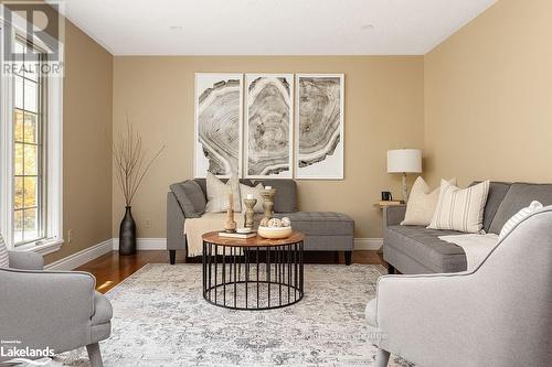 80 Stephenson Rd 7 E, Huntsville (Stephenson), ON - Indoor Photo Showing Living Room