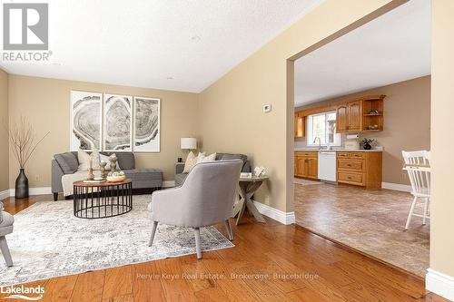 80 Stephenson Rd 7 E, Huntsville (Stephenson), ON - Indoor Photo Showing Living Room