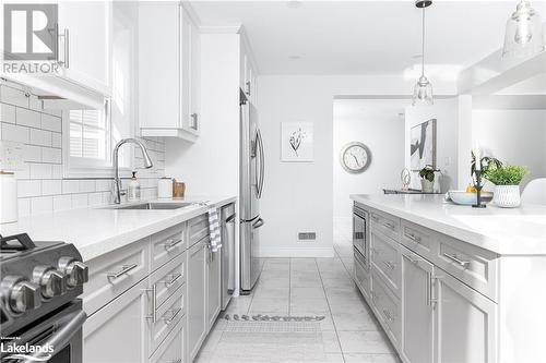 74 Fieldstream Chase, Bracebridge, ON - Indoor Photo Showing Kitchen With Upgraded Kitchen