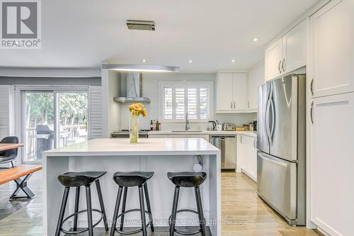 1241 Richards Crescent, Oakville, ON - Indoor Photo Showing Kitchen With Upgraded Kitchen