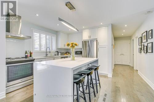 1241 Richards Crescent, Oakville, ON - Indoor Photo Showing Kitchen With Upgraded Kitchen