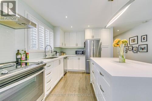 1241 Richards Crescent, Oakville, ON - Indoor Photo Showing Kitchen With Double Sink With Upgraded Kitchen